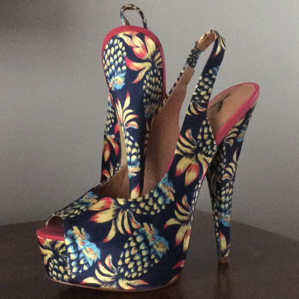 Fits like a 9.5 or 10. 🍍 Pineapple Peep-toes